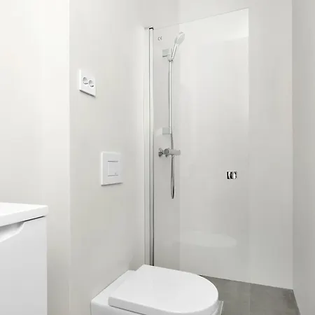 - Bedroom With En Bathroom *